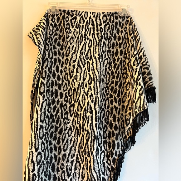 BLACK AND WHITE WITH FRINGE ANIMAL PRINT TRIANGLE SHAPED SCARF - Picture 7 of 7